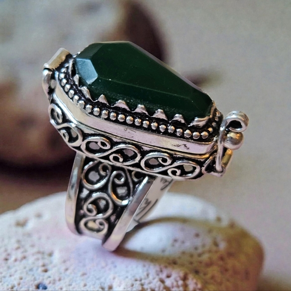 NWT GREEN ONYX COFFIN POISON RING - Picture 3 of 4